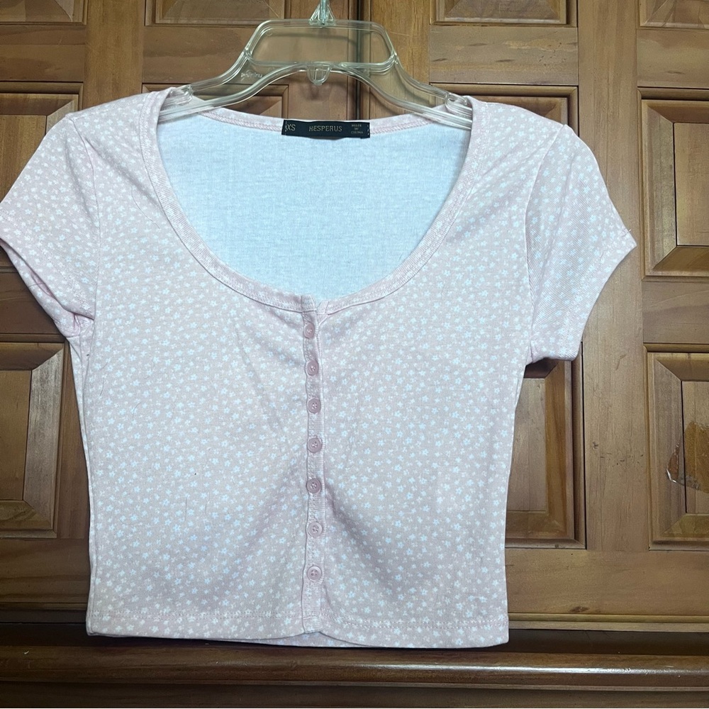 NWOT Chic Pink Crop Top with Short Sleeves Size XS!